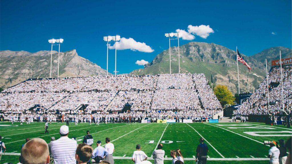 Trading desk europeo con monitor che mostrano grafici di Bitcoin e prodotti ETP cripto