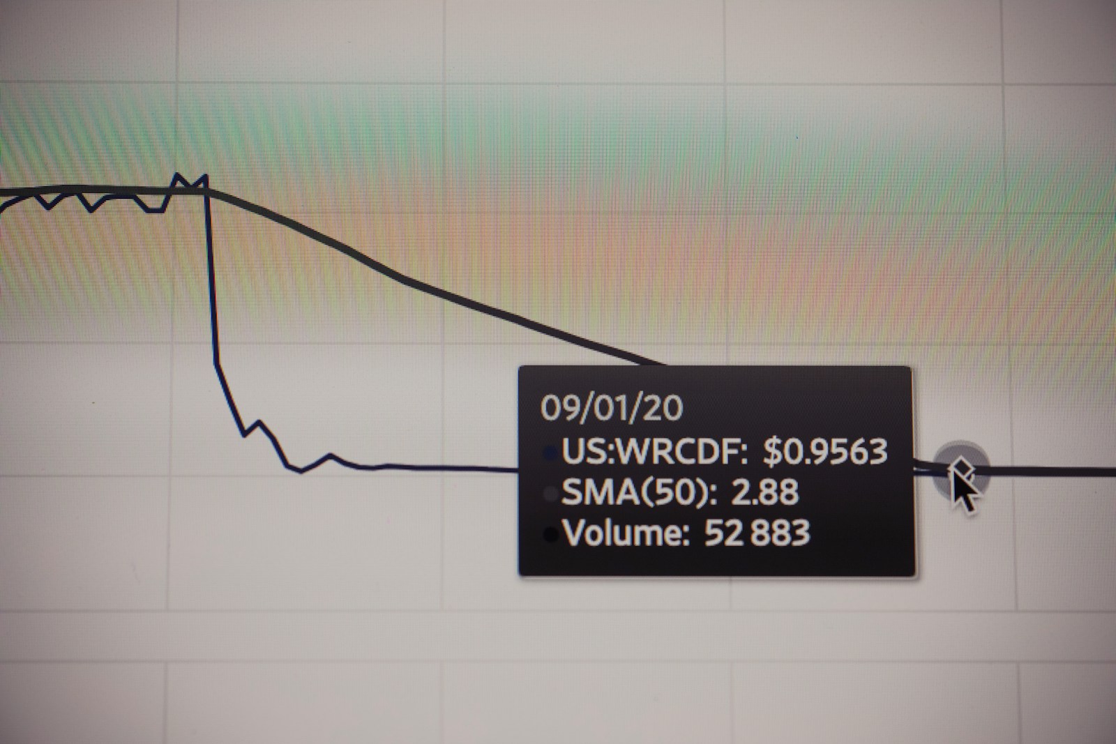 Investitore istituzionale che analizza grafici di rendimento di treasury tokenizzati su un computer portatile