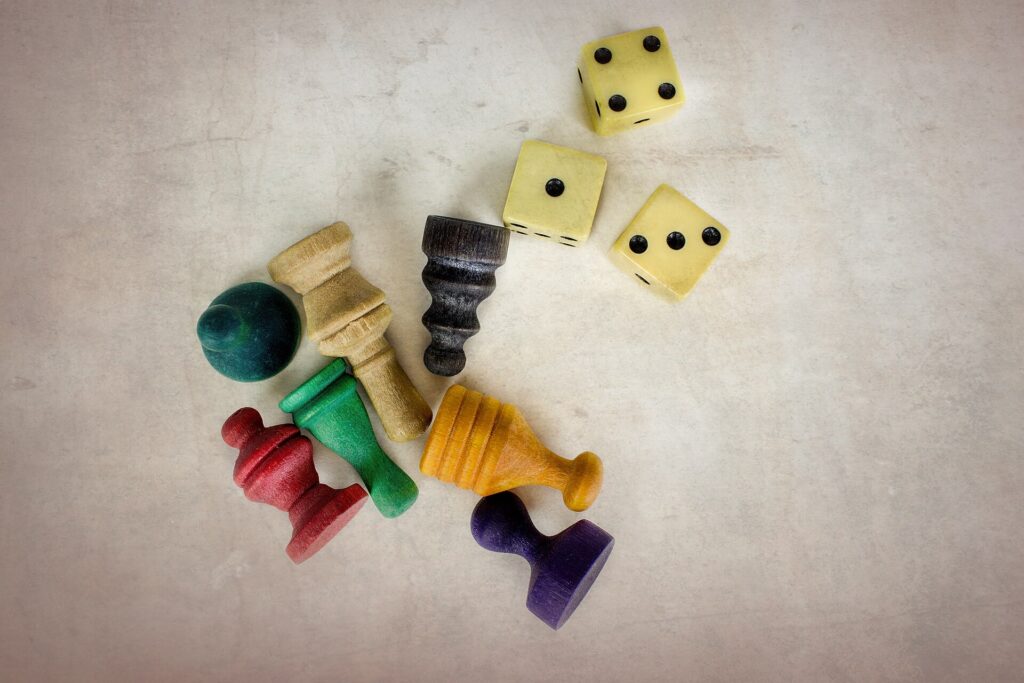 Alcuni dadi da gioco su una superficie di legno ripresi da vicino