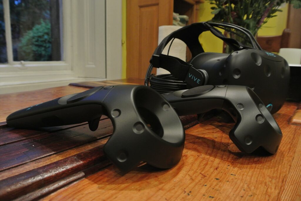 Persona con un visore di realtà virtuale indossato durante una sessione in una stanza illuminata