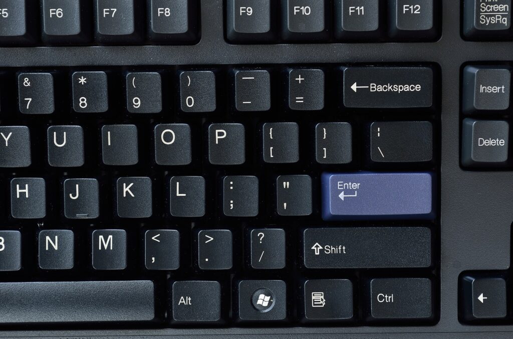 File di armadi server con cavi ordinati in una sala macchine dalla luce fredda