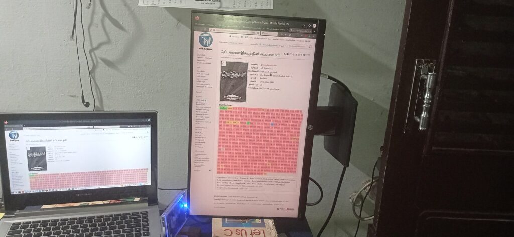 Schermi affiancati con tabelle di quotazioni e grafici finanziari in una stanza buia