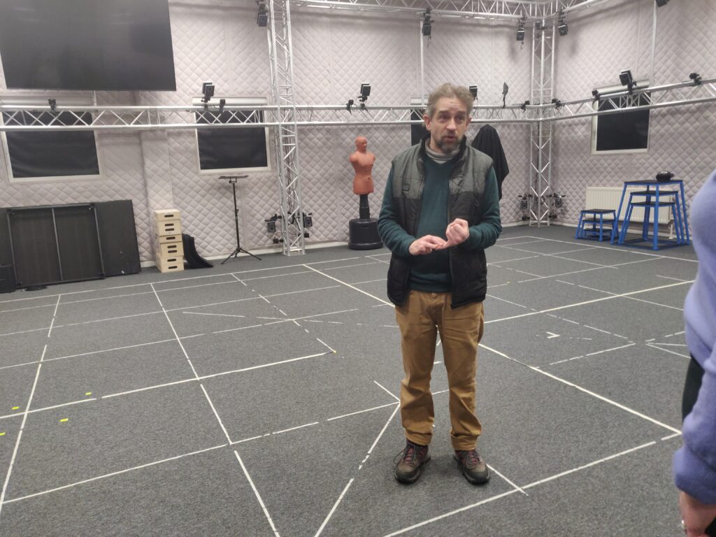 Studio di ripresa del movimento con telecamere e tuta dotata di marcatori riflettenti