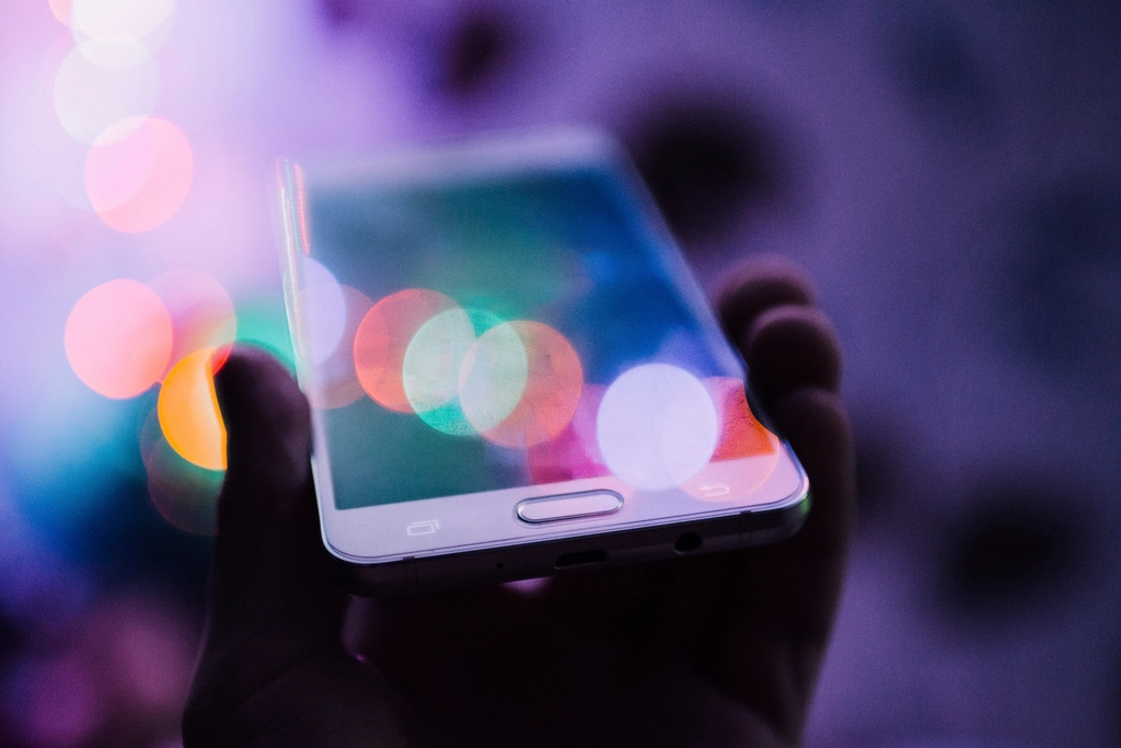 Mano che tiene uno smartphone acceso mostrando una finestra di conferma sullo schermo