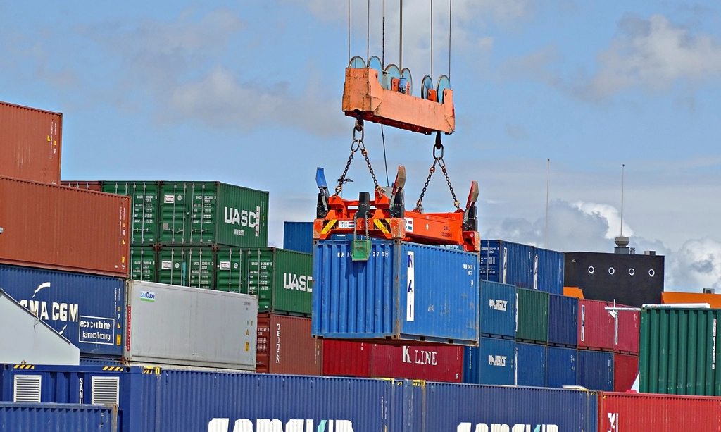 Container impilati sul ponte di una nave da carico ormeggiata in porto