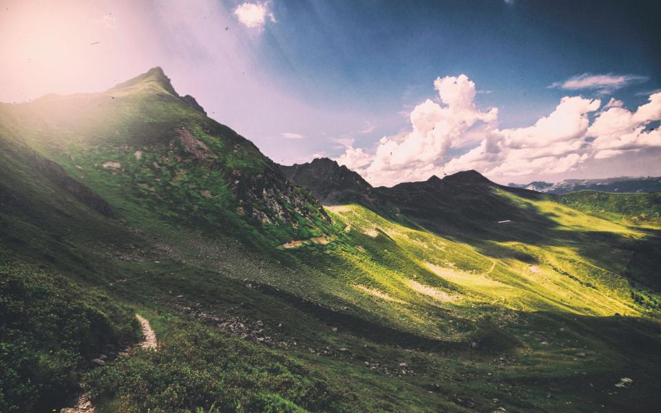 Profilo di una valle fra due creste montuose visto in una giornata limpida