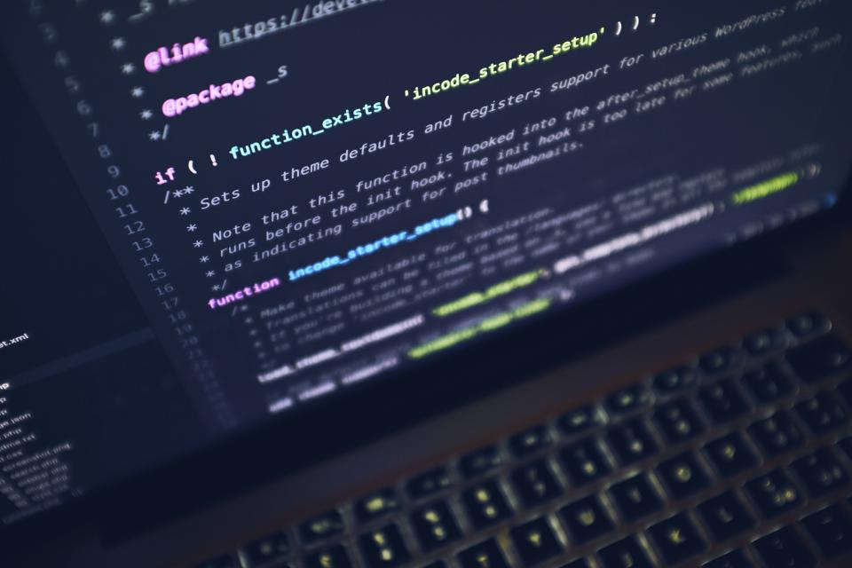 Tastiera di un computer portatile ripresa da vicino con i tasti in primo piano