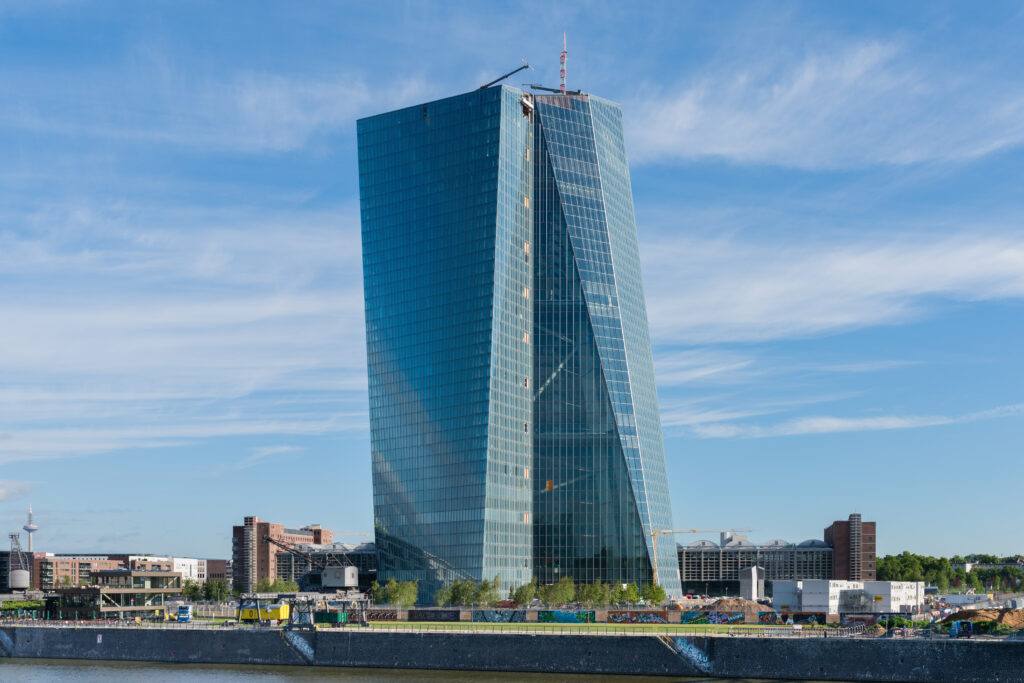Facciata neoclassica di un edificio bancario con colonne alte e scalinata d'ingresso