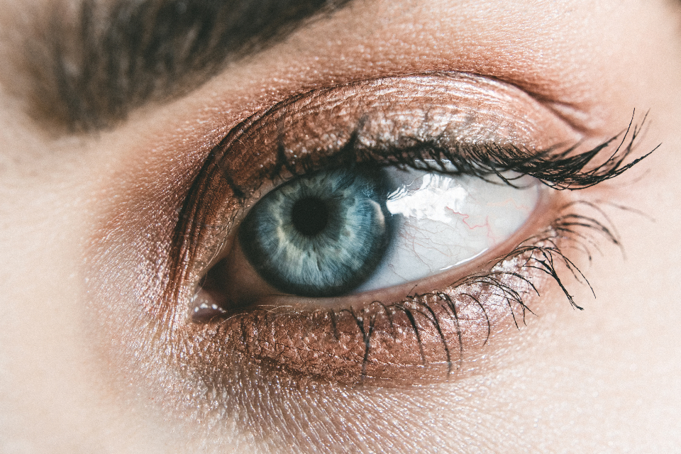 Primo piano di un occhio umano con l'iride e la pupilla ben visibili