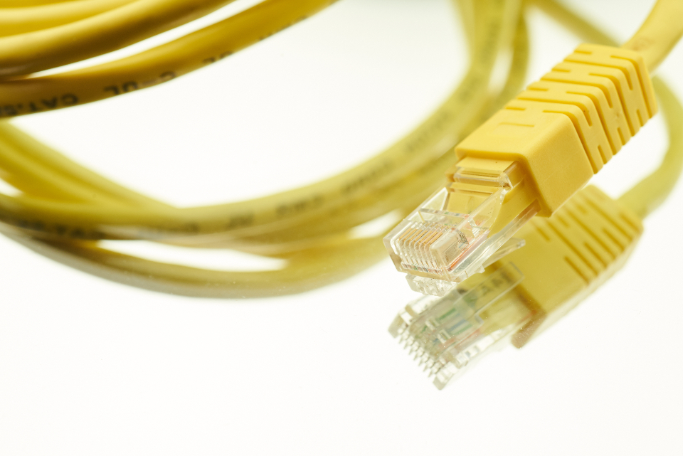 Cavi di rete collegati a un armadio server in una stanza tecnica