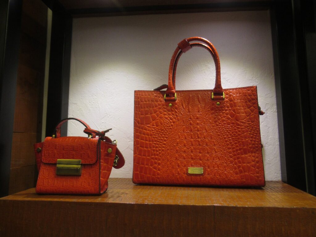 Borsa di pelle di alta qualità appoggiata su un tavolo con finiture in metallo dorato