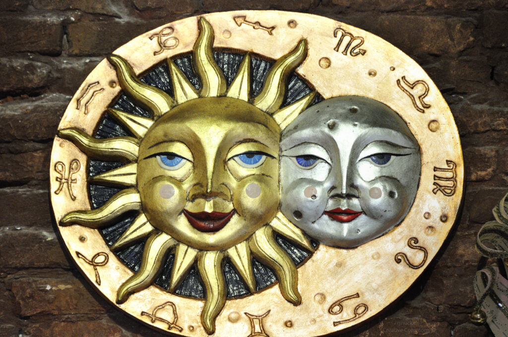 Maschera veneziana decorata appesa a una parete accanto a una vetrina illuminata
