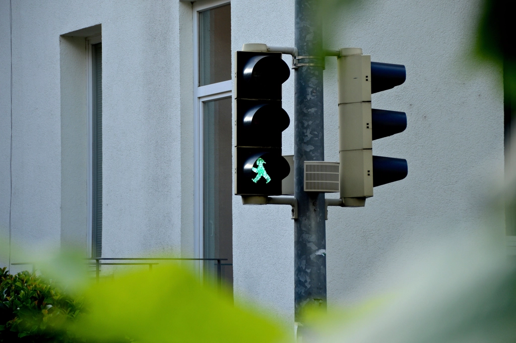 Semaforo con la luce verde accesa contro un cielo nuvoloso