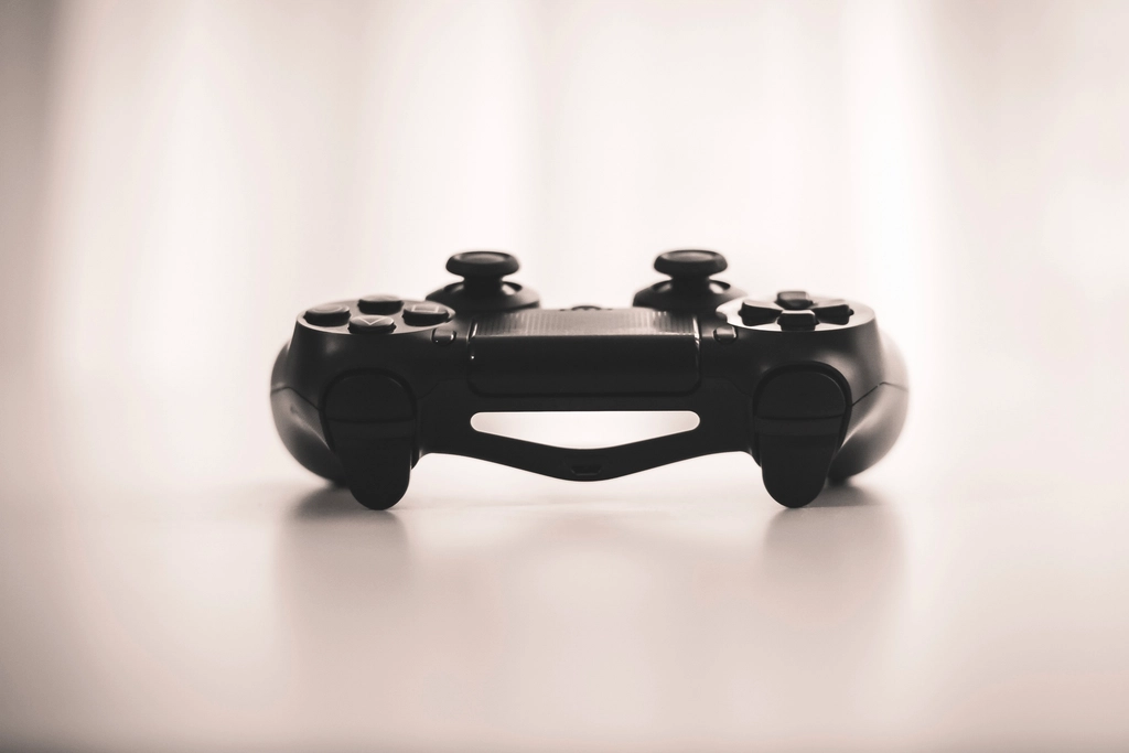 Controller per videogiochi ripreso da vicino con i pulsanti in primo piano